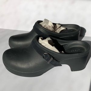 Crocs Sarah Mules Clogs Dual Comfort Black with Suede Strap